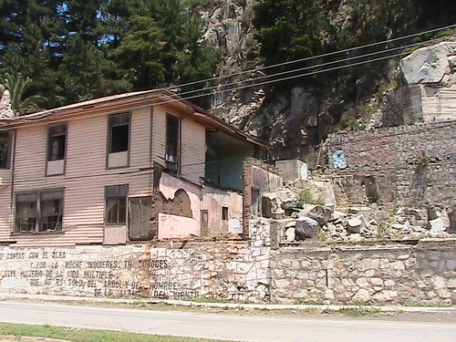 Earthquake damaged home in Constitucion.JPG