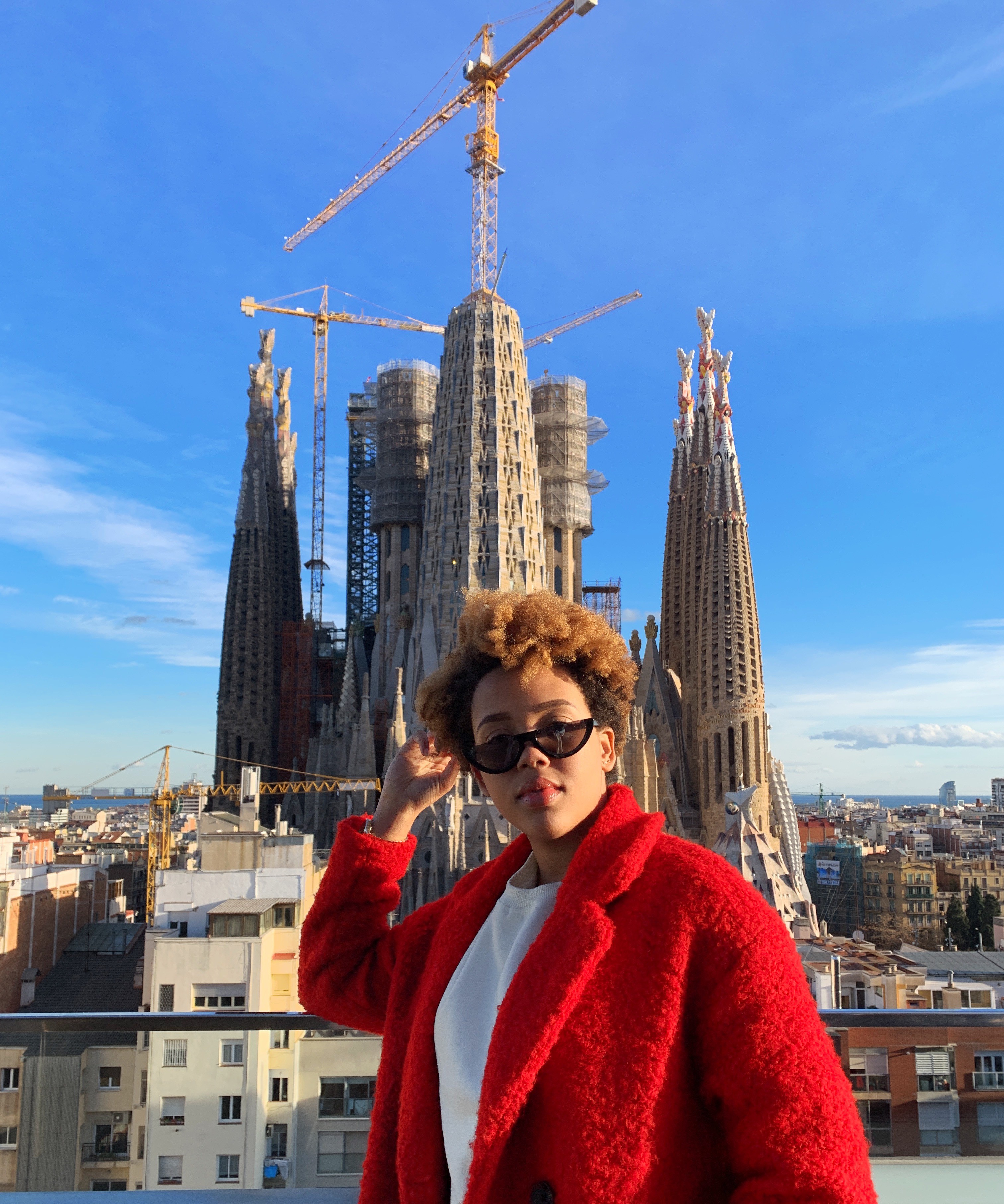 Luzmia Ligonde poses in front of Arc de Triomf attraction