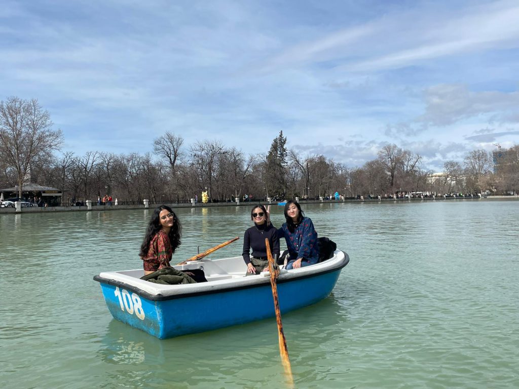 Boating at Retiro Park - where to rent a boat - Rent & Roll Madrid