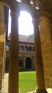 The upper level of the cloister was cleverly equipped with one-way mirrors. The mirror side faced into the courtyard and created a feeling of continuity and openness, while the space behind the mirror allowed for the actual walkway to be used for exhibits.