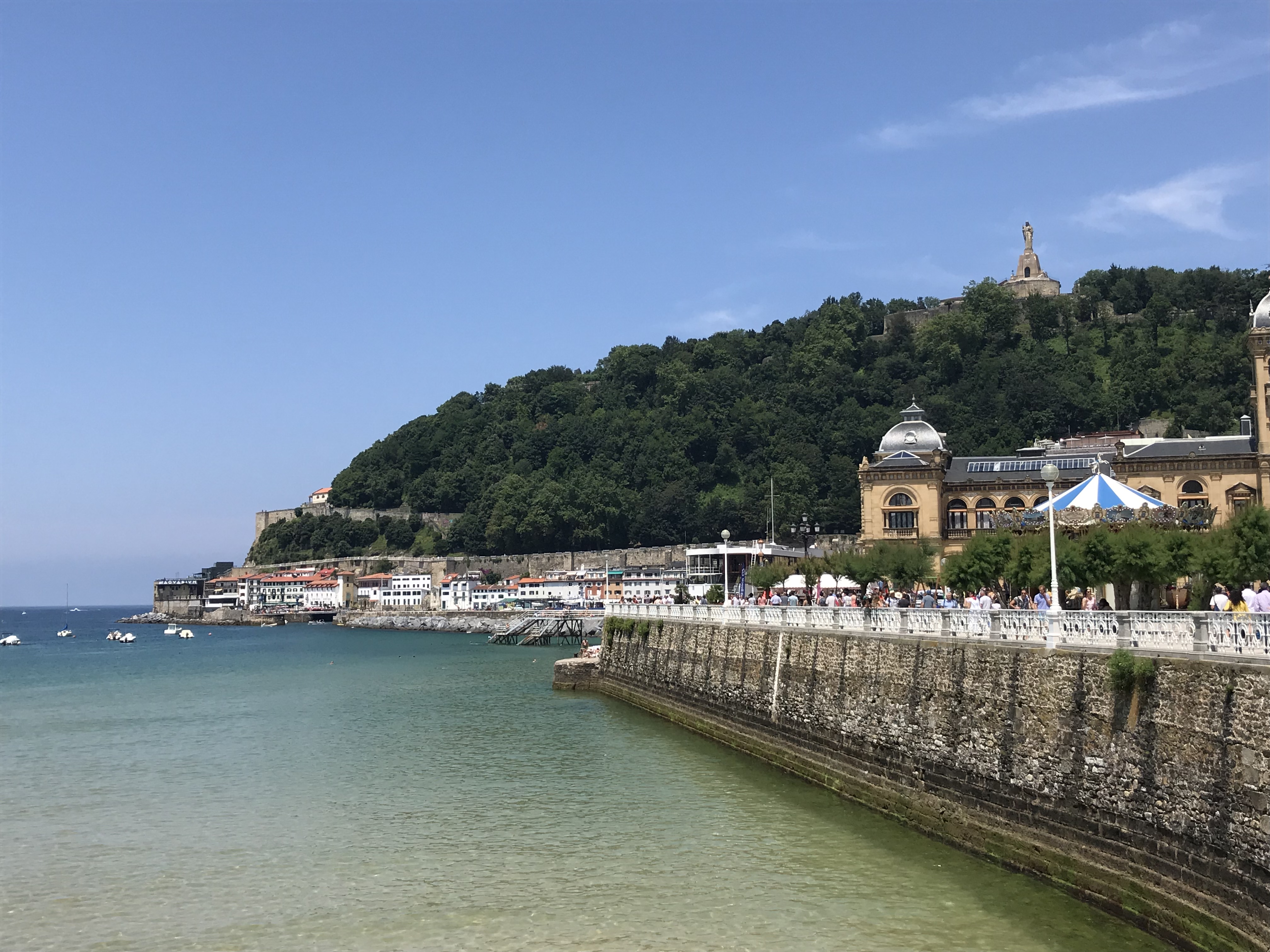 Monte Urgull is located at one end of La Concha Bay, watching over the city's Old Quarter. It is one of the three major lungs of the city: a natural area that will envelop you in an atmosphere of calm, with tarmac walkways flanked by exotic vegetation which lead to lookout spots with picture-perfect panoramic views of San Sebastián.